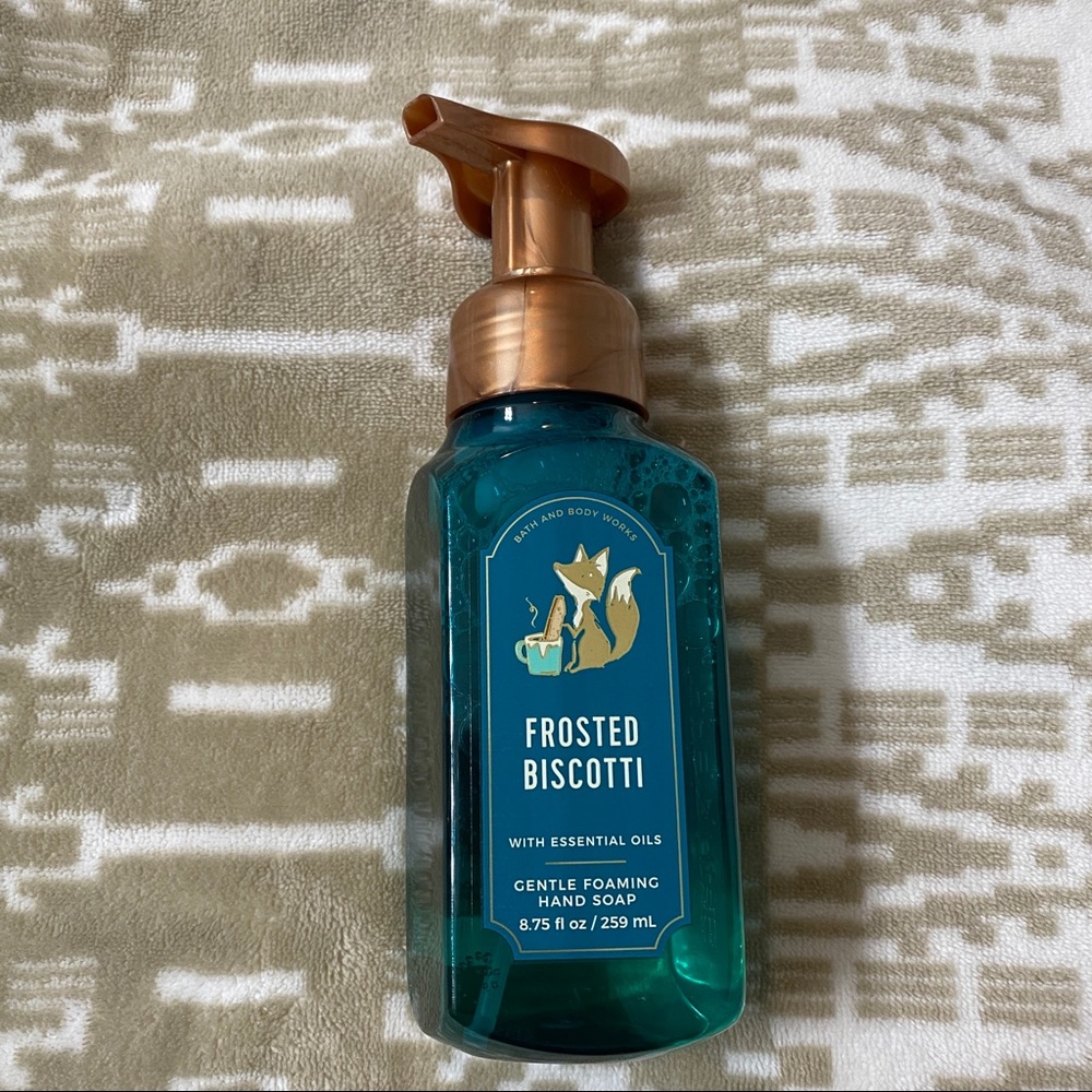 Bath & Body Frosted Biscotti Foaming Hand Soap